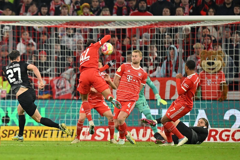 Bayern Munich gục ngã cay đắng ở phút 95 tứ kết Cúp QG Đức, tan mộng ‘ăn 3’ - Ảnh 1