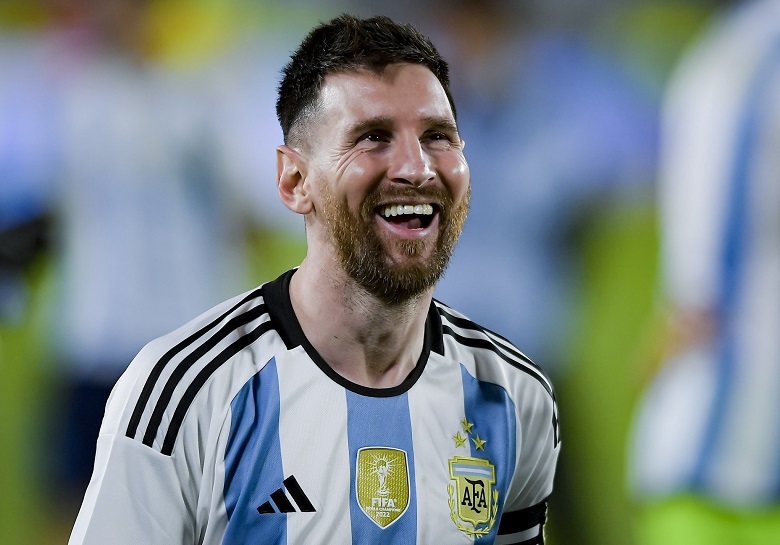 Messi nhận lời mời 400 triệu euro/năm để sang Saudi Arabia đối đầu Ronaldo - Ảnh 1