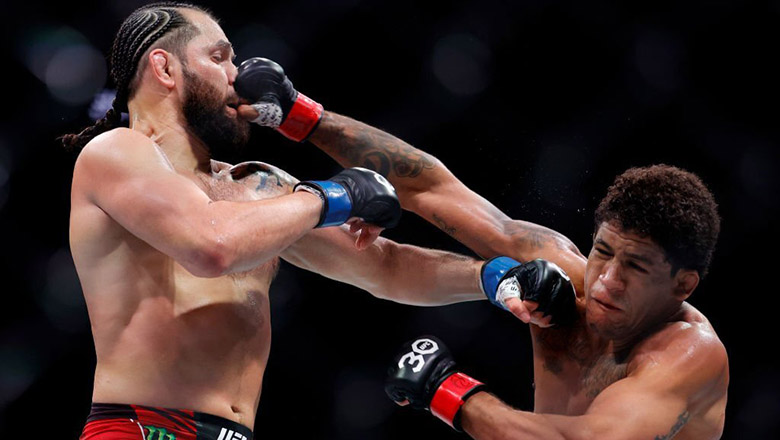 Kết quả UFC 287: Israel Adesanya khiến Alex Pereira bất tỉnh, giành lại đai vô địch hạng trung - Ảnh 1