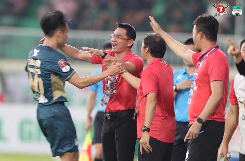 HLV Kiatisuk bóng gió ‘mời’ Quang Hải sang Thai League - Ảnh 2