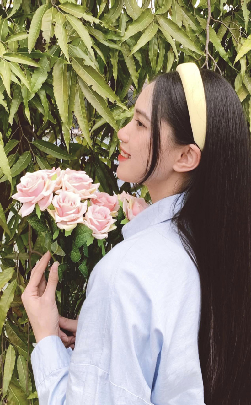 Hoa khôi bóng chuyền Nguyễn Thị Phương ‘bắt trend’ Lưu Diệc Phi, khoe nhan sắc trong trẻo bên hoa - Ảnh 3