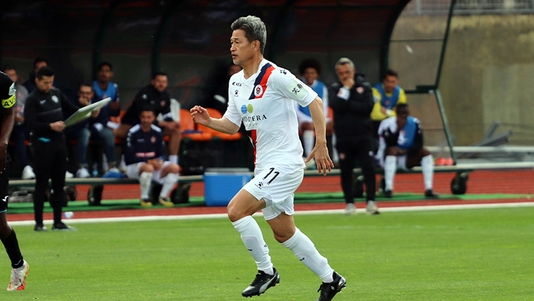 Cầu thủ già nhất thế giới Kazuyoshi Miura ra mắt bóng đá Bồ Đào Nha - Ảnh 2