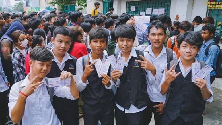 Người dân Campuchia đổ xô đi nhận vé miễn phí xem bóng đá SEA Games 32 - Ảnh 1