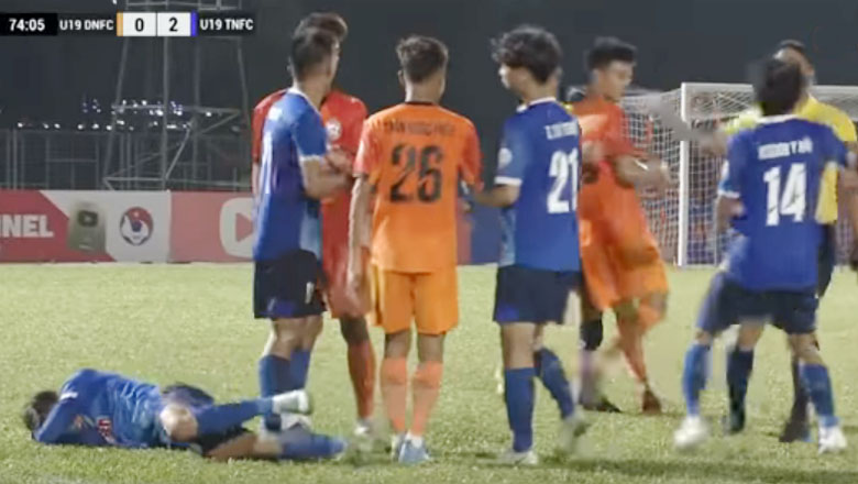 Tuyển thủ U20 Việt Nam khiến đối thủ đi viện với pha đạp thẳng vào đầu - Ảnh 1