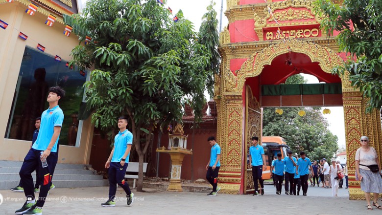  ĐT U22 Việt Nam đi chùa cầu may ở Campuchia trước thềm SEA Games 32 - Ảnh 2
