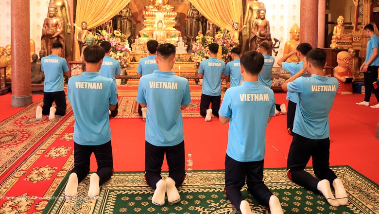  ĐT U22 Việt Nam đi chùa cầu may ở Campuchia trước thềm SEA Games 32 - Ảnh 3