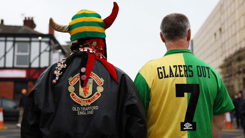 CĐV MU biểu tình ngoài sân Old Trafford, yêu cầu nhà Glazers phải bán đứt CLB - Ảnh 1