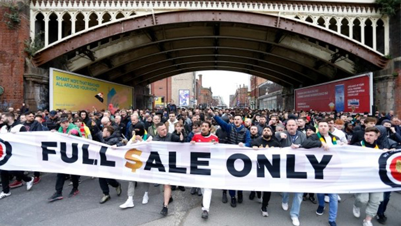 CĐV MU biểu tình ngoài sân Old Trafford, yêu cầu nhà Glazers phải bán đứt CLB - Ảnh 3