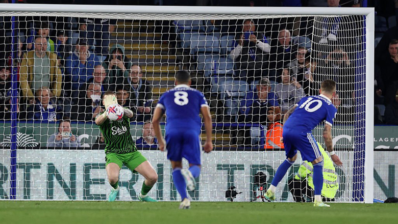 Pickford cản thành công quả penalty của Leicester City nhờ đọc tài liệu trên chai nước - Ảnh 1
