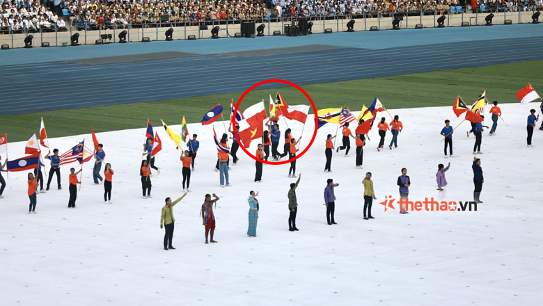 Campuchia phải xin lỗi đoàn thể thao Indonesia vì vụ cầm ngược cờ ở lễ khai mạc SEA Games 32 - Ảnh 2