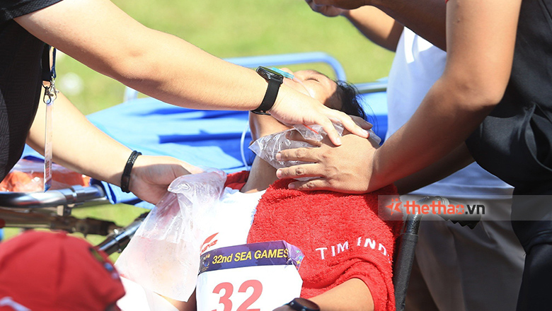 VĐV điền kinh Nguyễn Thị Ninh gục ngã sau vạch đích marathon SEA Games 32 - Ảnh 2
