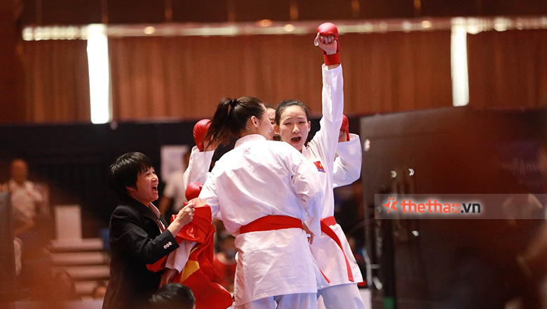 Các VĐV Karate Việt Nam vỡ òa cảm xúc với 2 tấm HCV đồng đội đầy kịch tính tại SEA Games 32 - Ảnh 6
