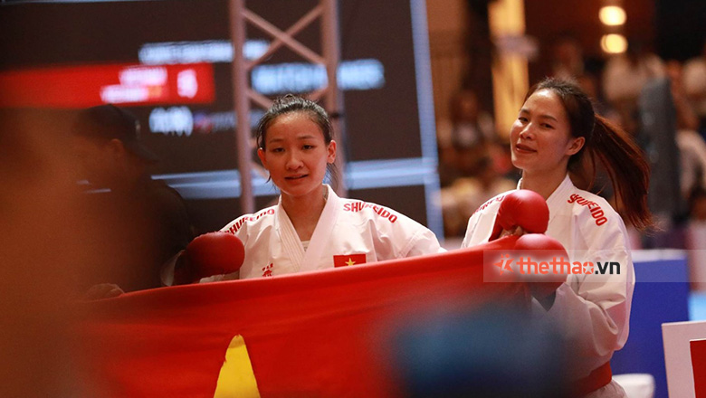 Các VĐV Karate Việt Nam vỡ òa cảm xúc với 2 tấm HCV đồng đội đầy kịch tính tại SEA Games 32 - Ảnh 7