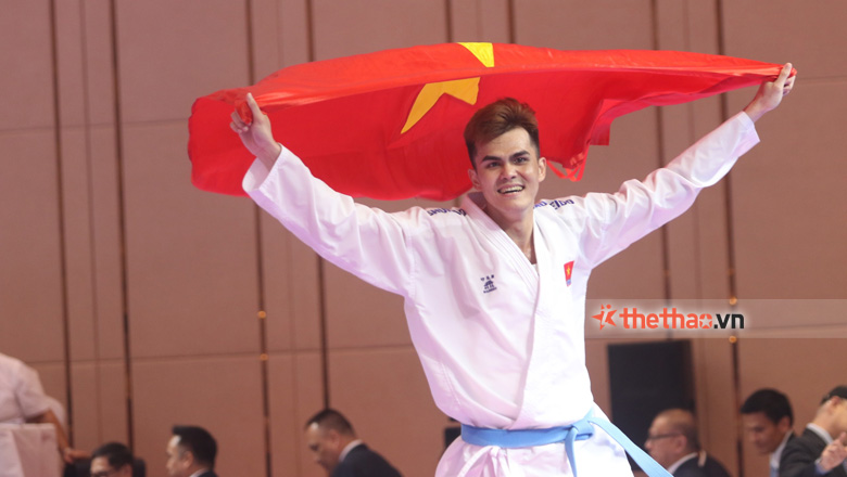 Các VĐV Karate Việt Nam vỡ òa cảm xúc với 2 tấm HCV đồng đội đầy kịch tính tại SEA Games 32 - Ảnh 14