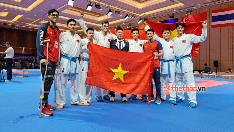 Các VĐV Karate Việt Nam vỡ òa cảm xúc với 2 tấm HCV đồng đội đầy kịch tính tại SEA Games 32 - Ảnh 15