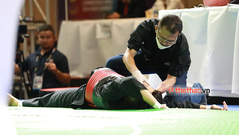 Võ sĩ Thái Lan bị xử thua sau khi khiến Tấn Sang nằm cáng rời sàn đấu - Ảnh 1
