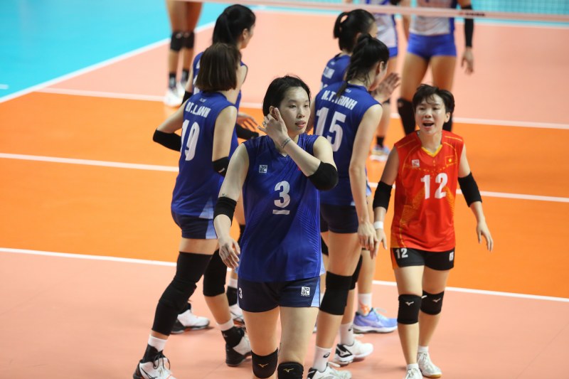 Tuyển bóng chuyền nữ Việt Nam giành vé đầu tiên vào bán kết SEA Games 32 khi thắng đậm Philippines - Ảnh 1