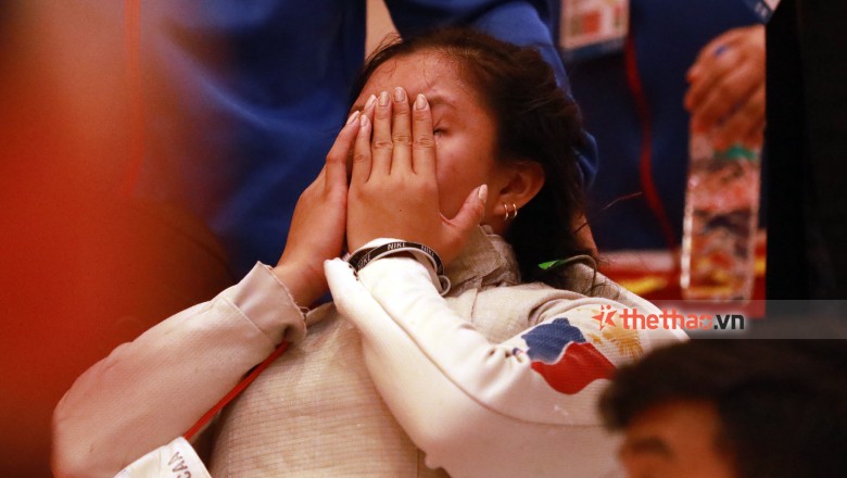 Dính chấn thương nặng, kiếm thủ Philippines vẫn bật dậy đấu tiếp và giành chiến thắng trong nước mắt - Ảnh 1