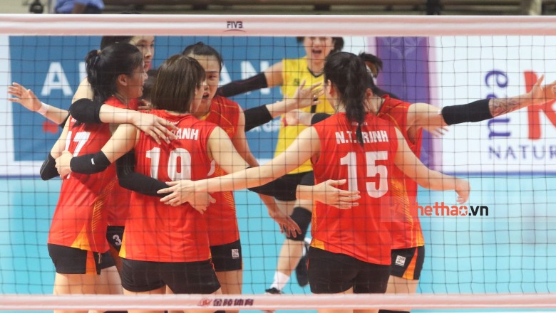 Tuyển bóng chuyền nữ Việt Nam thắng nghẹt thở Indonesia, vào chung kết SEA Games 32 - Ảnh 1