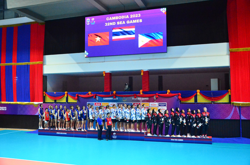 BTC SEA Games 32 nhầm cờ trong lễ trao huy chương môn bóng chuyền nữ - Ảnh 1