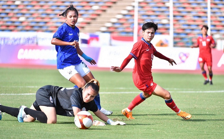 ĐT bóng đá nữ Thái Lan 'đánh tennis' trước Campuchia, giành HCĐ an ủi - Ảnh 1