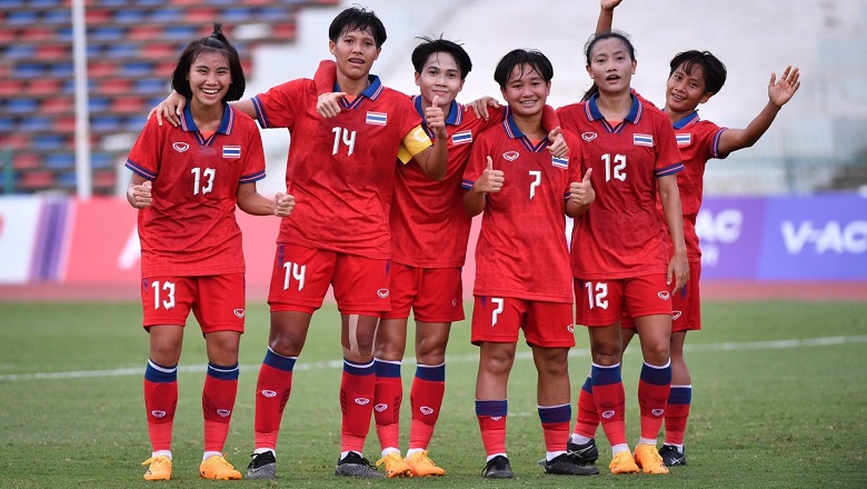 ĐT bóng đá nữ Thái Lan 'đánh tennis' trước Campuchia, giành HCĐ an ủi - Ảnh 2