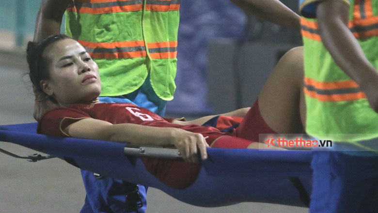Thúy Nga được đưa tới bệnh viện ngay giữa trận chung kết bóng đá nữ SEA Games 32 - Ảnh 1