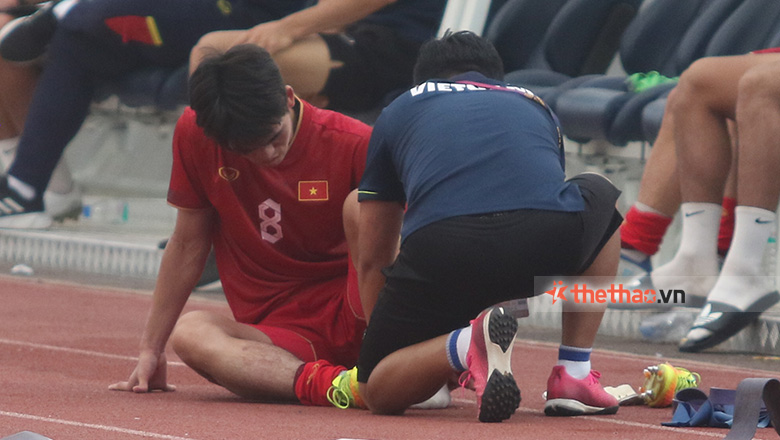 Khuất Văn Khang chấn thương nặng, phải rời sân bằng cáng cuối trận gặp U22 Myanmar - Ảnh 4