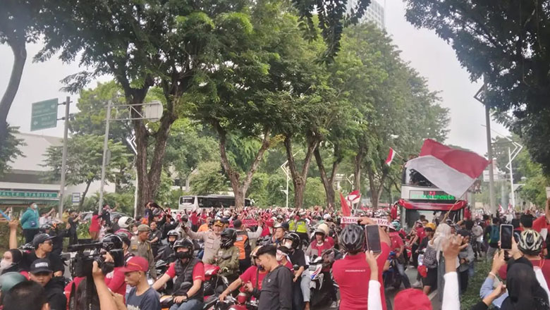 U22 Indonesia diễu hành ăn mừng tấm HCV SEA Games 32 bằng xe buýt 2 tầng, hàng nghìn CĐV ra đón gây tắc đường - Ảnh 1