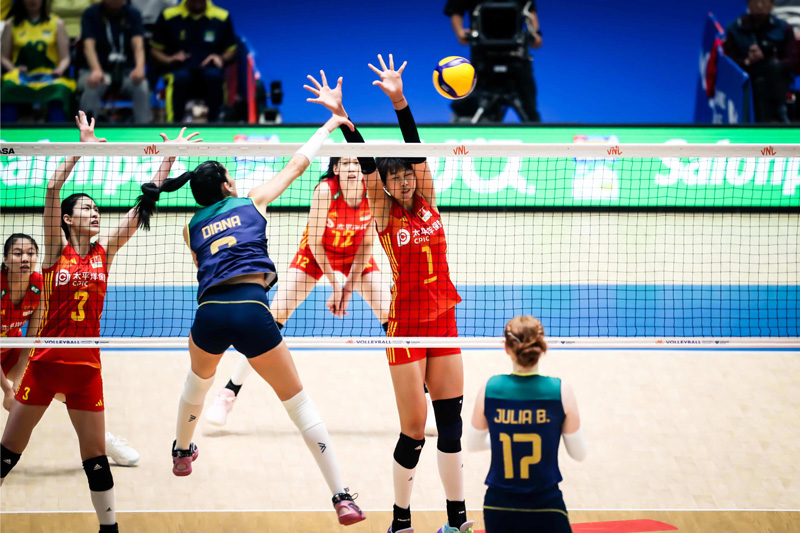 Tuyển bóng chuyền nữ Trung Quốc khiến Brazil ôm hận trong trận cầu siêu kinh điển - Ảnh 1
