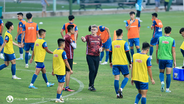 HLV Troussier rút ngắn thời gian tập luyện của ĐTQG và U23 Việt Nam - Ảnh 1