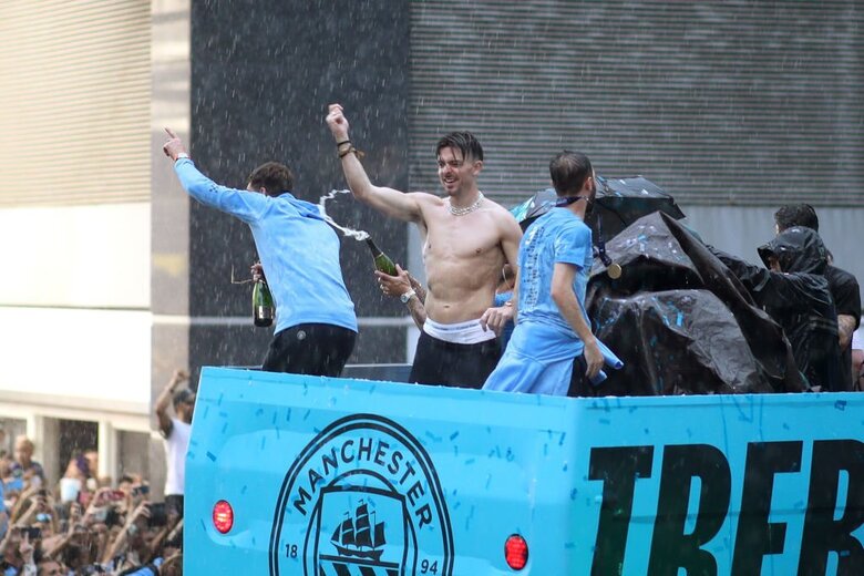 Cầu thủ Man City xuống đường ăn mừng cú ăn 3 lịch sử bất chấp mưa lớn, được 100.000 CĐV chào đón nồng nhiệt - Ảnh 23