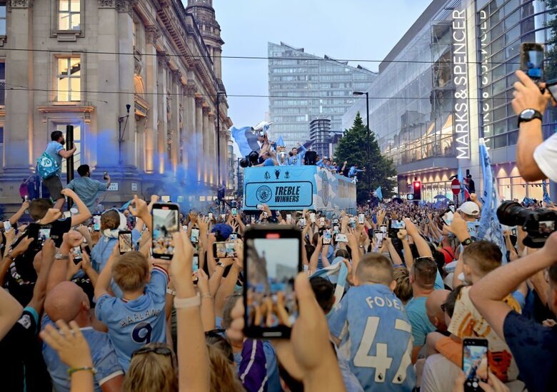 Cầu thủ Man City xuống đường ăn mừng cú ăn 3 lịch sử bất chấp mưa lớn, được 100.000 CĐV chào đón nồng nhiệt - Ảnh 25