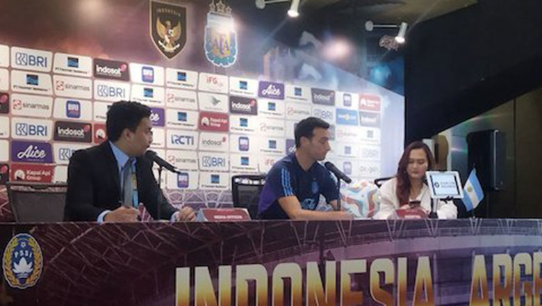 HLV ĐT Argentina yêu cầu đổi phiên dịch viên nữ giữa buổi họp báo trước trận gặp Indonesia - Ảnh 1