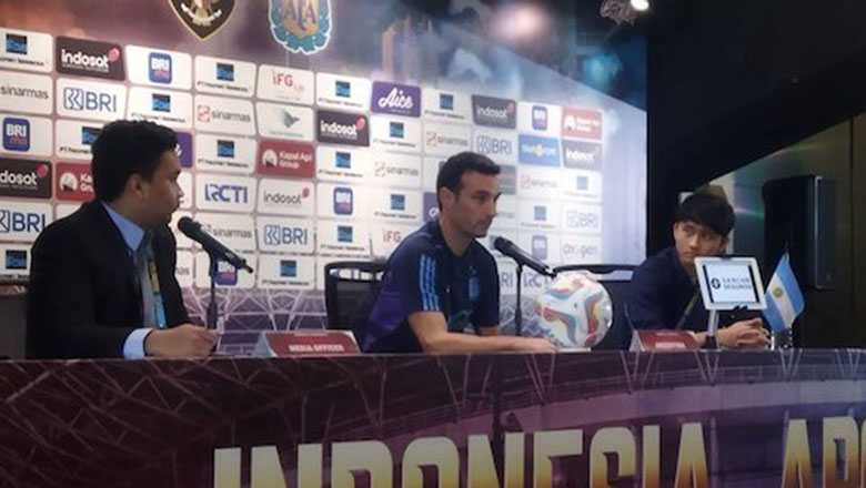 HLV ĐT Argentina yêu cầu đổi phiên dịch viên nữ giữa buổi họp báo trước trận gặp Indonesia - Ảnh 2