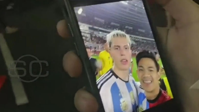 CĐV Indonesia lao xuống sân ở trận đấu gặp ĐT Argentina để… chụp ảnh với sao trẻ MU - Ảnh 1