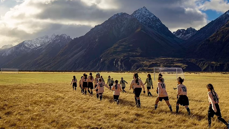 New Zealand tạo ra ‘sân bóng đẹp nhất thế giới’ để quảng bá cho World Cup nữ 2023 - Ảnh 1