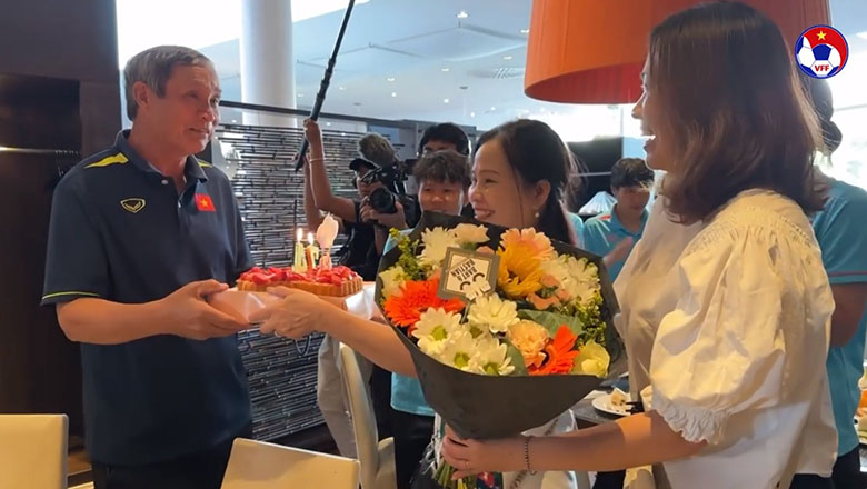 HLV Mai Đức Chung nhận quà 'đặc biệt' trong ngày sinh nhật thứ 74 - Ảnh 2