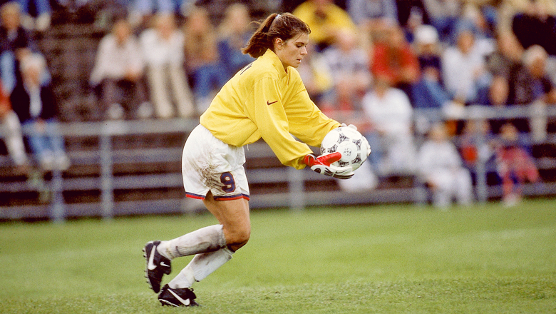 Khoảnh khắc World Cup nữ: Cầu thủ duy nhất vừa ghi bàn vừa làm thủ môn trong một trận đấu - Ảnh 1