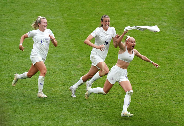 Nữ tuyển thủ Anh từng cởi áo ăn mừng tiếp tục 
