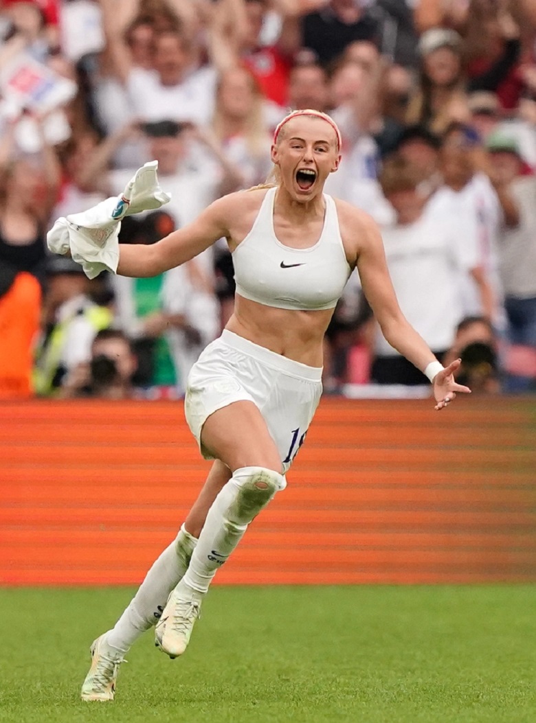 Nữ tuyển thủ Anh từng cởi áo ăn mừng tiếp tục 