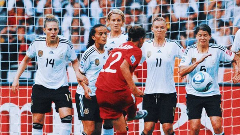 Khoảnh khắc World Cup nữ: Sinclair vẽ siêu phẩm vào lưới ĐT Đức với chiếc mũi gãy - Ảnh 2