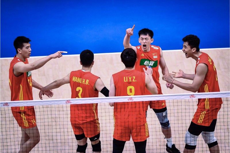 Chủ công 'nấm lùn'ùn' của bóng chuyền nam Trung Quốc lọt thỏm gây sốt ở Volleyball Nations League 2023 - Ảnh 1