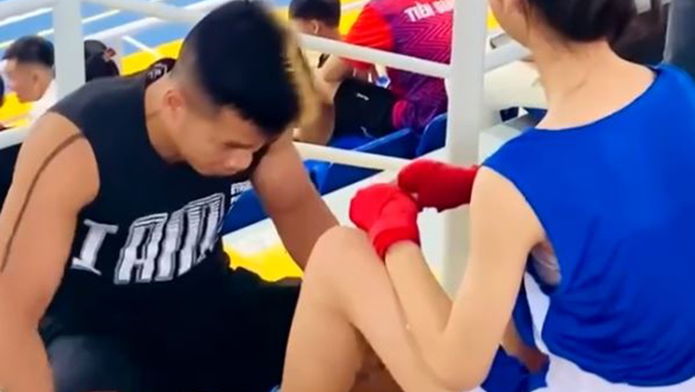 Võ sĩ Trần Văn Thảo cúi đầu buộc dây giày cho học trò ở giải Boxing trẻ toàn quốc - Ảnh 1