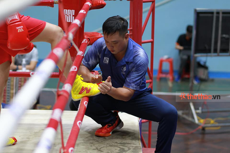 Võ sĩ Trần Văn Thảo cúi đầu buộc dây giày cho học trò ở giải Boxing trẻ toàn quốc - Ảnh 2
