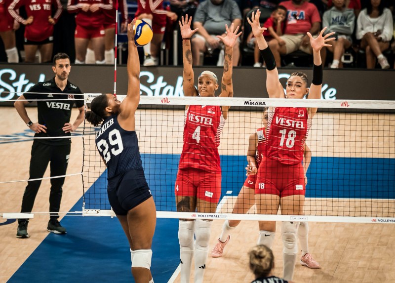 Tuyển bóng chuyền nữ Mỹ gục ngã cay đắng trước Thổ Nhĩ Kỳ trên sân nhà ở bán kết Volleyball Nations League 2023 - Ảnh 1