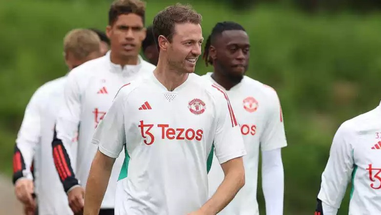 MU bất ngờ ký hợp đồng siêu sốc với Jonny Evans - Ảnh 1