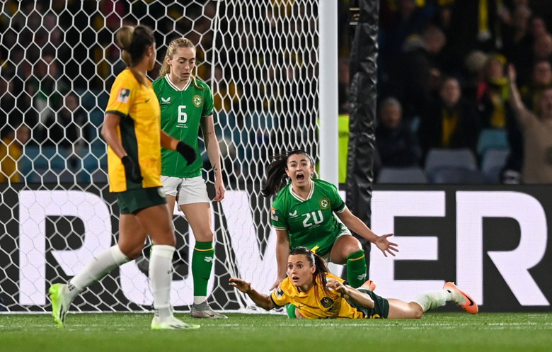 Trung vệ dâng chiến thắng cho tuyển nữ Australia khóc vì sai lầm - Ảnh 1