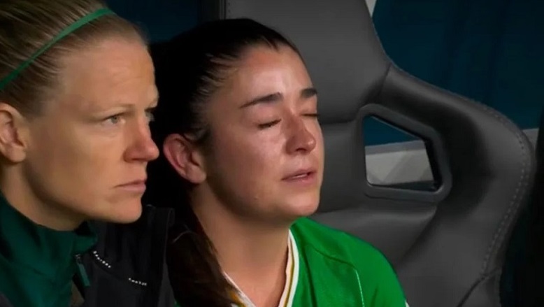 Trung vệ dâng chiến thắng cho tuyển nữ Australia khóc vì sai lầm - Ảnh 2