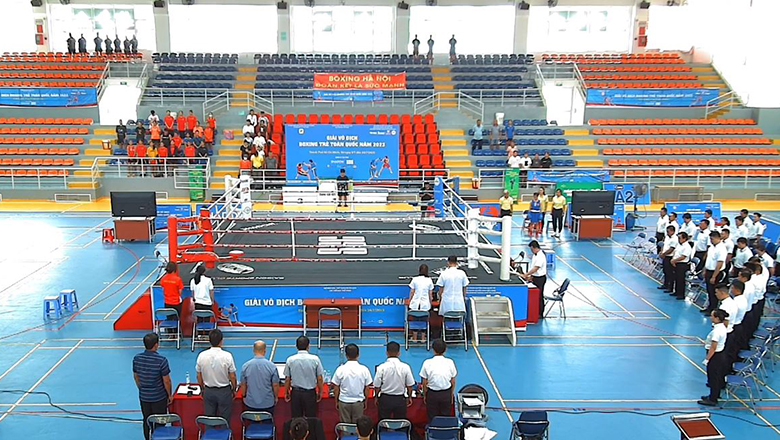 Ban tổ chức Giải Boxing trẻ toàn quốc dành 1 phút mặc niệm HLV Đỗ Đức Dũng - Ảnh 1
